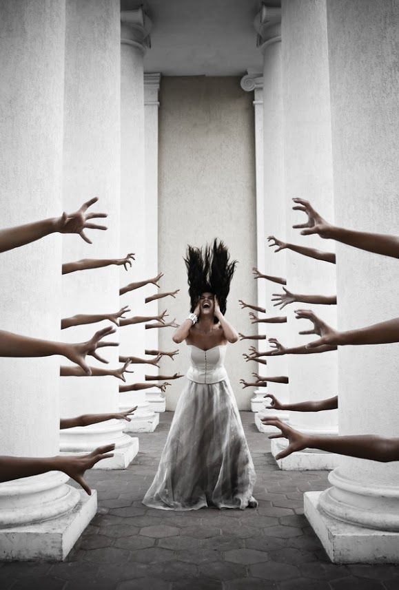 Kaygı ve obsesif kompulsif bozukluk yaşayan kadının metaforik görseli – ellerle sembolize edilen baskı ve zihinsel sıkışmışlık